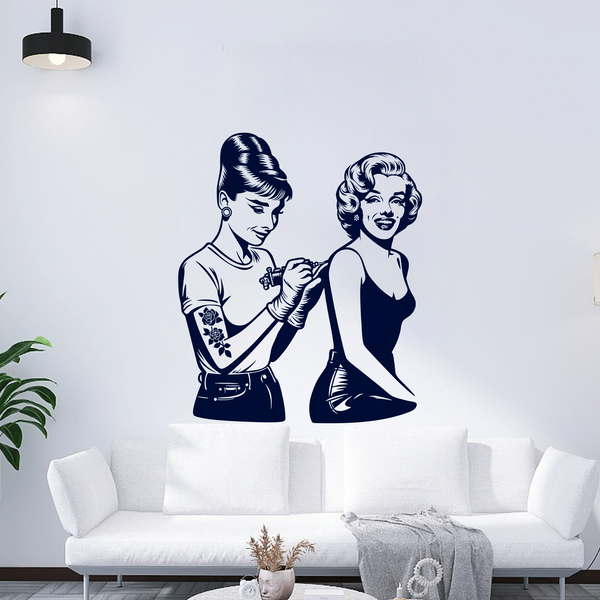 Vinilos Decorativos: Audrey Hepburn tatuando a Marilyn Monroe